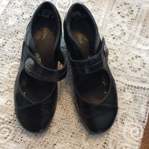 Women’s size 7 taos heels black